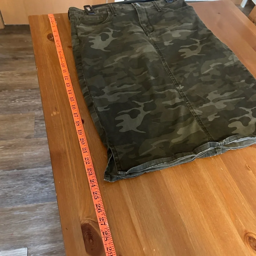 NYDJ Cirves 360 Stretchy Camouflage-Print Tummy-Control Skirt Size 8